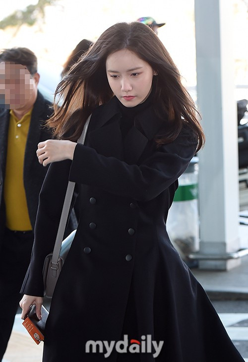 Sự xuất hiện của nữ thần Kpop – Im Yoona ngay lập tức nhận được sự chú ý đông đảo của cả truyền thông và đám đông có mặt. Sao Hàn này diện trang phục đen với áo khoác măng tô dạng váy khoe vóc dáng nuột nà.