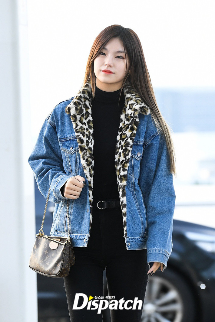 Trưởng nhóm thu hút mọi ánh nhìn với áo khoác jeans cổ lông báo với quần jeans. Nữ idol 10X chưa bao giờ gây thất vọng với gu thẩm mỹ đơn giản, tinh tế.