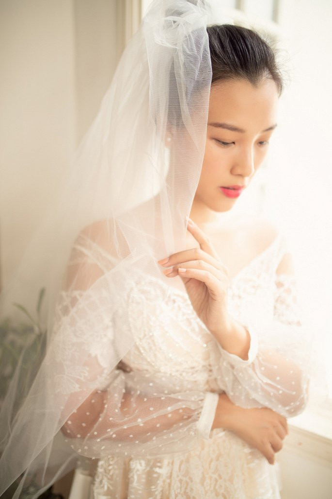 "Tôi thích một đám cưới giữa thiên nhiên, ấm cúng và chỉ cần nhỏ thôi với những người bạn thân thiết của mình. Thế nhưng gia đình tôi truyền thống lắm nên vẫn phải làm một đám cưới có đầy đủ bà con, họ hàng, đối tác. Vì vậy, tôi nghĩ chắc mình sẽ chia làm 2 vì bản thân tôi thích một đám cưới làm ở khu vườn đẹp, trên bãi biển để có sự thoải mái, gần gũi với những người bạn thân thiết" - Hoàng Oanh chia sẻ về lễ cưới trong mơ của mình.