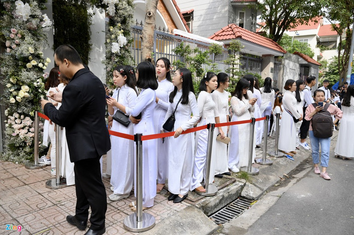Sáng 8/11, lễ ăn hỏi Đông Nhi - Ông Cao Thắng được tổ chức tại nhà riêng ở quận 7, TP.HCM. Ngay từ sớm, đông đảo người hâm mộ đã có mặt trước nhà thần tượng và gây chú ý khi diện áo dài trắng đối với nữ, còn những bạn nam yêu mến hai ca sĩ thì mặc áo sơ mi, quần âu.