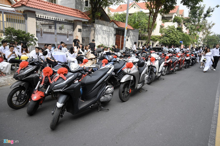 Nếu chú rể, dàn phù rể di chuyển bằng siêu xe đến nhà cô dâu thì những người hâm mộ tập trung thành một đội hình xe máy, đa số là xe tay ga. Trên mỗi xe đều có gắn hoa tượng trưng cho ngày đại hỷ của Ông Cao Thắng - Đông Nhi.