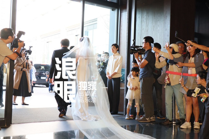 Truyền thông và người hâm mộ tranh thủ chụp ảnh lưu lại khoảnh khắc lưu lại khoảnh khắc đáng nhớ trong ngày trọng đại của nữ siêu mẫu. Bộ đôi tổ chức một bữa tiệc giản dị chỉ gồm 12 bàn, với 100 khách mời. Lâm Chí Linh cũng cho hay sẽ không nhận tiền mừng nhưng không cấm khách mời mang theo lễ vật.