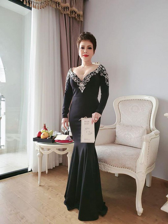 Mới đây nhất, Việt Hương nhận nhiều lời chê khi diện bộ váy quá "lố" khi đi dự đám cưới của Đông Nhi - Ông Cao Thắng. Ngay sau đó, cô cũng đã lên tiếng bày tỏ suy nghĩ của mình.