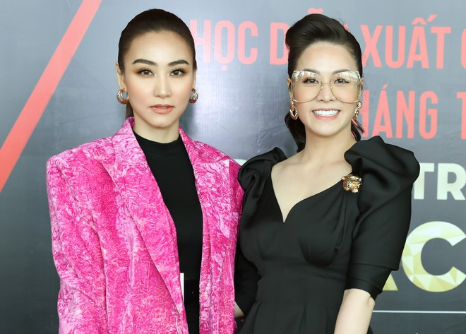 Diễn viên Nhật Kim Anh mặc váy khoét khá sâu, khoe vòng một gợi cảm. Hội thảo mà cô và nhiều đồng nghiệp tham dự được thực hiện với mục đích giúp các diễn viên trẻ có đam mê diễn xuất và mong muốn nâng tầm chuyên nghiệp trong nghề diễn. Nữ diễn viên từ chối lên tiếng về những phát ngôn mới nhất của chồng cũ.