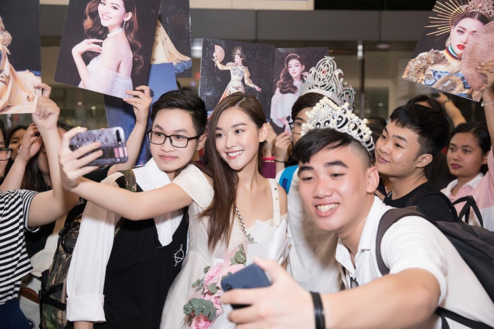 Nàng á hậu nhí nhảnh tạo dáng cùng fan.