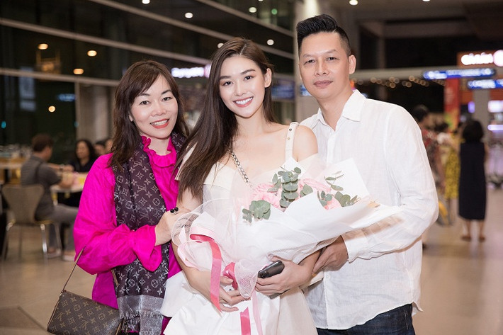 Đến đón Tường San còn có bố của cô vừa bay từ Hà Nội vào TP.HCM. Bố của Tường San chia sẻ rằng, ông rất tự hào về thành tích mà Tường San đạt được tại cuộc thi Hoa hậu Quốc tế 2019.