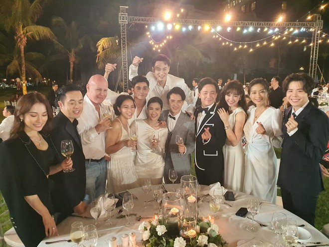 Chủ nhân của buổi lễ đã đi đến từng bàn tiệc để gửi lời cảm ơn tới anh em, bạn bè thân thiết. Các nghệ sĩ cùng nhau nâng ly, chúc mừng hạnh phúc của bộ đôi Đông Nhi, Ông Cao Thắng.