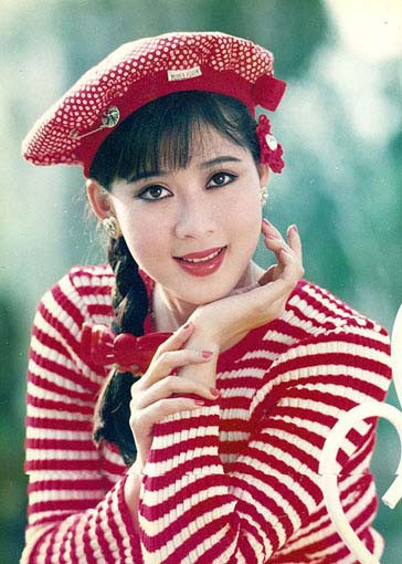 Cô sở hữu khuôn mặt thanh tú, đôi mắt sáng và làn da trắng hồng. Vẻ đẹp đài các, sang trọng của Diễm Hương nhận được sự mến mộ của hàng triệu khán giả thời đó. Nữ diễn viên nhanh chóng lọt vào mắt xanh của nhiều nhiếp ảnh gia nổi tiếng.