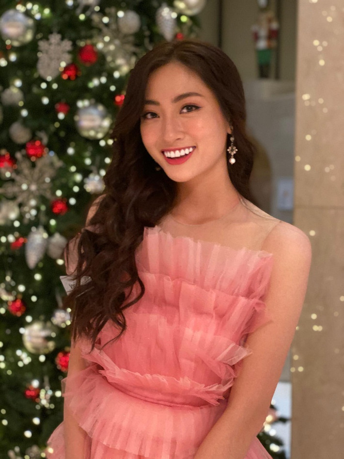 Diện mạo tươi tắn của đại diện Việt Nam gây thiện cảm với bạn bè quốc tế.