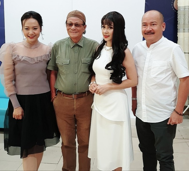 Mới đây, khán giả vô cùng thích thú khi dàn diễn viên 'Người đẹp Tây Đô' có dịp hội ngộ sau 23 năm gồm Việt Trinh, Hồng Ánh, Hoàng Sơn và đạo diễn Lê Cung Bắc. Nữ diễn viên Việt Trinh chia sẻ tâm trạng hào hứng trên trang cá nhân: "Chiều tối qua nguyên ê-kíp phim Người đẹp Tây Đô hội ngộ tại phim trường... Vui ơi là vui". Cùng với đó, cô đăng tải những bức hình kỷ niệm chụp cùng đồng nghiệp. "Người đẹp Tây Đô" từng là ký ức của biết bao người thuộc thế hệ 8x, 9x. Bộ phim lên sóng lần đầu tiên vào năm 1996 với dàn diễn viên sáng giá gồm Việt Trinh, Lê Công Tuấn Anh, Hồng Ánh, Tú Trinh…