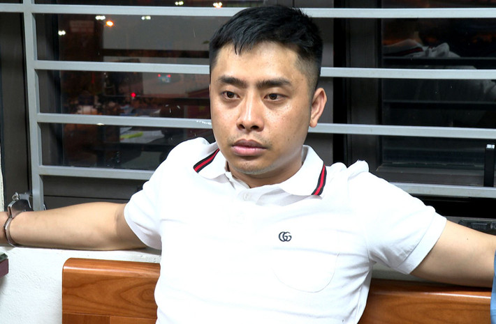 Trước khi xảy ra vụ án trên, Khánh sống cùng mẹ ở khu 1, phường Giếng Đáy, thành phố Hạ Long. Theo hàng xóm, bình thường Khánh khá lễ phép với những người xung quanh và thường xuyên ở nhà. Khám xét nhà Khánh, cảnh sát thu giữ thêm lượng lớn ma túy, tổng số heroin thu từ các nghi phạm trong vụ án lên 25 bánh.