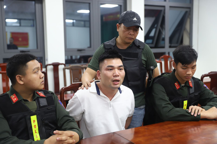 Qua công tác đấu tranh ban đầu, hai đối tượng Nguyễn Hữu Đằng và Hà Thương Hải đã khai nhận hành vi mua bán trái phép chất ma túy. Tang vật thu giữ gồm 16 bánh heroin, 2 khẩu súng quân dụng, 1 quả lựu đạn, 3 xe ô tô cùng nhiều vật chứng liên quan. Đến 4h30 sáng ngày 18/4/2025, lực lượng chức năng đã bắt giữ thêm 2 đối tượng Hà Quang Sơn và Hoàng Văn Đông khi đang trên đường bỏ trốn.