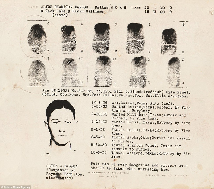 Mặc dù cảnh sát muốn bộ đôi này đầu hàng nhưng trái lại, Bonnie và Clyde kháng cự, dùng súng bắn trả nên bị bắn chết trong cơn "mưa đạn". Cả hai tử vong ngay tại hiện trường.