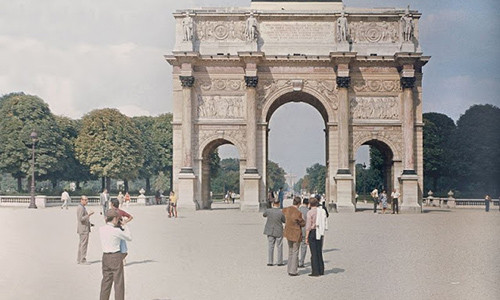 Loạt ảnh màu tuyệt đẹp thủ đô Paris đầu những năm 1970 đem đến cho công chúng góc nhìn sống động về thành phố này thời xưa. Trong ảnh là nhiều người có mặt tại Khải hoàn môn Carrousel - một trong những địa điểm nổi tiếng ở Paris, Pháp.