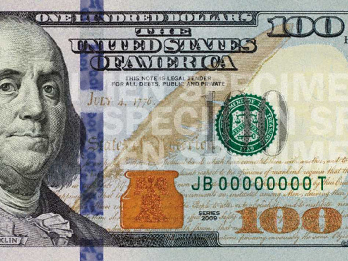 Một trong những điều đặc biệt của tờ 100 USD mới là dải băng màu xanh đứt đoạn bên trái chân dung Benjamin Franklin. Đây không phải là lỗi in ấn mà là một phần trong đặc điểm bảo an được thiết kế để giúp người sử dụng dễ dàng phân biệt tiền thật với tiền giả.