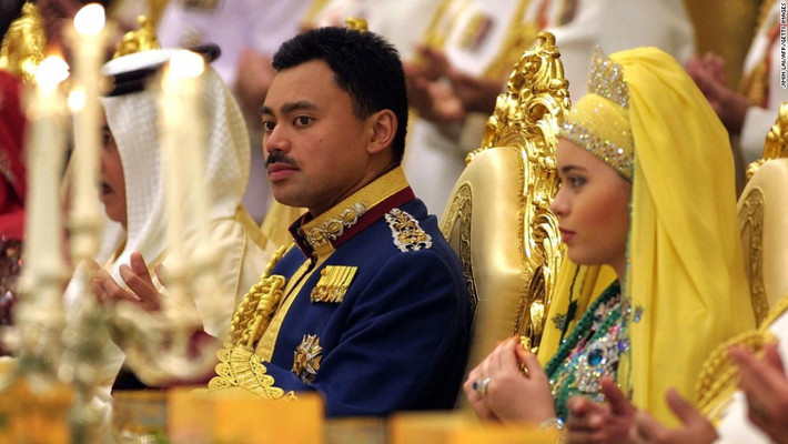 Thái tử Brunei Al-Muhtadee Billah Bolkiah, 30 tuổi, cũng có chuyện tình đẹp như cổ tích với Sarah Salleh, 17 tuổi, một thường dân, vào tháng 9/2004. Chuyện tình cổ tích của hai người bắt đầu tại khuôn viên trường học. Thái tử Al-Muhtadee Billah Bolkiah đã đem lòng yêu cô gái trẻ Sarah ngay từ cái nhìn đầu tiên.
