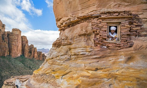 Vương quốc cổ đại Axum, hiện là một phẩn của Ethiopia, là một trong những quốc gia đầu tiên trên thể giới tiếp nhận đạo Cơ đốc. Vào năm 330 trước công nguyên, Vua Ezana Đại đế đã tuyên bố lấy đạo Cơ đốc là quốc giáo và ra lệnh xây dựng nhà thờ St. Mary of Tsion.