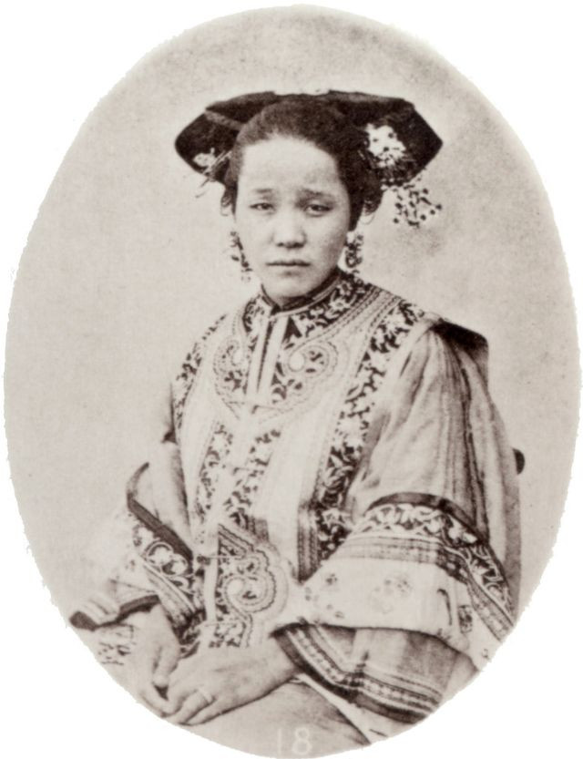 Trang phục truyền thống của cô gái Mãn Thanh.