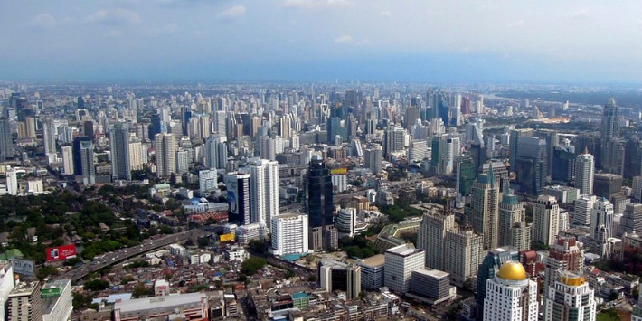 Thủ đô Thái Lan là Bangkok với khaorng 16 triệu khách du lịch ghé thăm mỗi năm. Tên chính thức đầy đủ của thành phố này rất dài, không phải ai cũng có thể nhớ được: Krungthepmahanakhon Amonrattanakosin Mahintharayutthaya Mahadilokphop Noppharatratchathaniburirom Udomratchaniwetmahasathan Amonphimanawatansathit Sakkathattiyawitsanukamprasit.