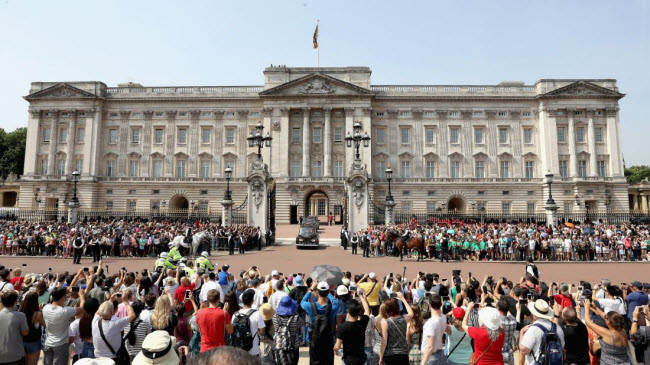 Cung điện Buckingham, nơi ở của Nữ hoàng Anh mở cửa cho công chúng tham quan vào các tháng mùa hè, khi gia đình hoàng gia đi du lịch.