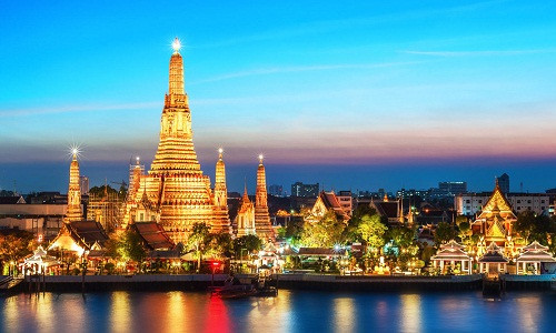 Thái Lan là Vương quốc quân chủ lập hiến. Bên cạnh nhà vua (chỉ mang tính nghi thức), Thủ tướng là người quyết định tất cả các vấn đề chính trị, kinh tế, xã hội...