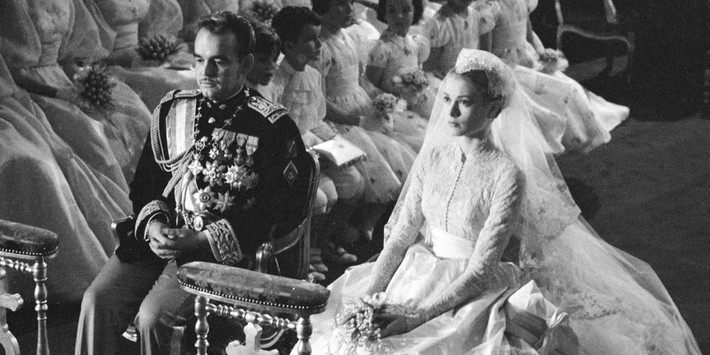 Sau đám cưới thế kỷ, ông hoàng Rainier III yêu cầu vợ từ bỏ sự nghiệp điện ảnh, hủy hợp đồng với hãng phim MGM. Khi ấy, Grace Kelly không phản đối và ngừng đóng phim để làm tròn bổn phận của một công nương.
