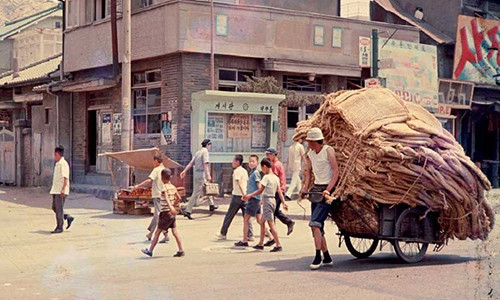 Cuộc sống nhộn nhịp của người dân ở Seoul năm 1965.