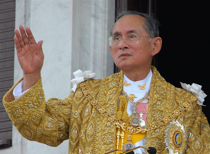 Nhà vua Thái Lan Bhumibol Adulyadej (Vua Rama IX) đứng đầu hoàng gia Thái Lan trong 70 năm 126 ngày. Vì vậy, quốc vương Bhumibol trở thành vị quân vương trị vì lâu nhất thế giới.