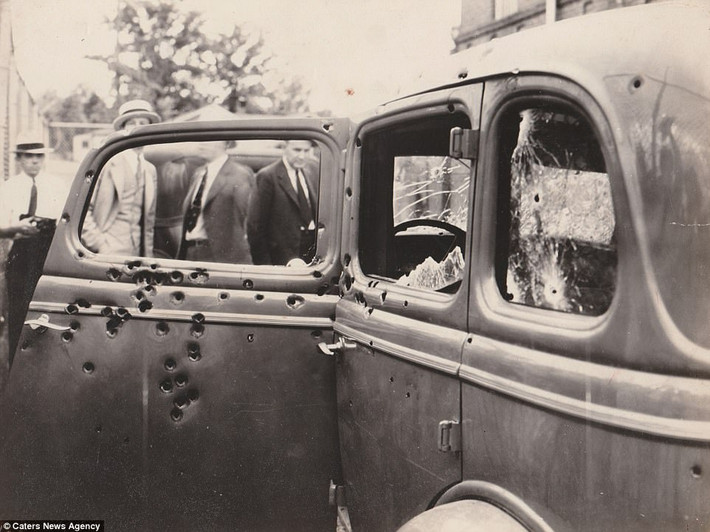 Theo các tài liệu, Bonnie Parker và Clyde Barrow đã cùng nhau gây ra 13 vụ án mạng. Trong số này có nhiều nạn nhân là cảnh sát.