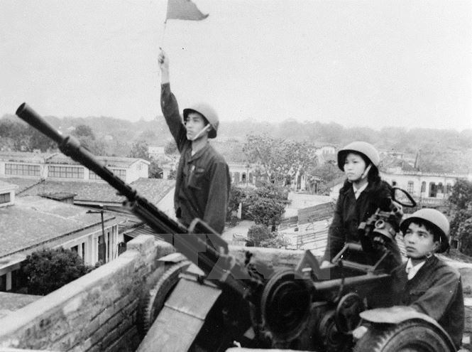Tự vệ Nhà máy in Tiến Bộ luyện tập sẵn sàng chiến đấu (1972). (Ảnh: TTXVN).