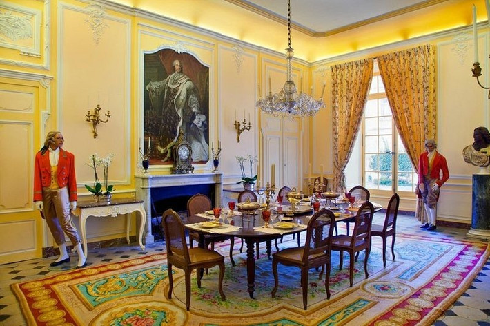 Đến thế kỷ 15, gia đình Espinay mua lại lâu đài này và thực hiện những thay đổi lớn theo phong cách kiến trúc Phục hưng của Italy.