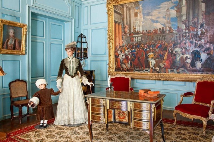 Vào thế kỷ 17, lâu đài Château d'Ussé trở thành tài sản của Louis Bernin de Valentinay. Valentinay là người có công hiện đại hóa, tôn tạo lại công trình này.
