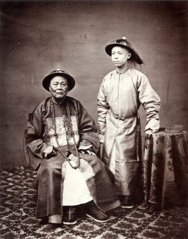 Hai cha con vị quan nhà Thanh.