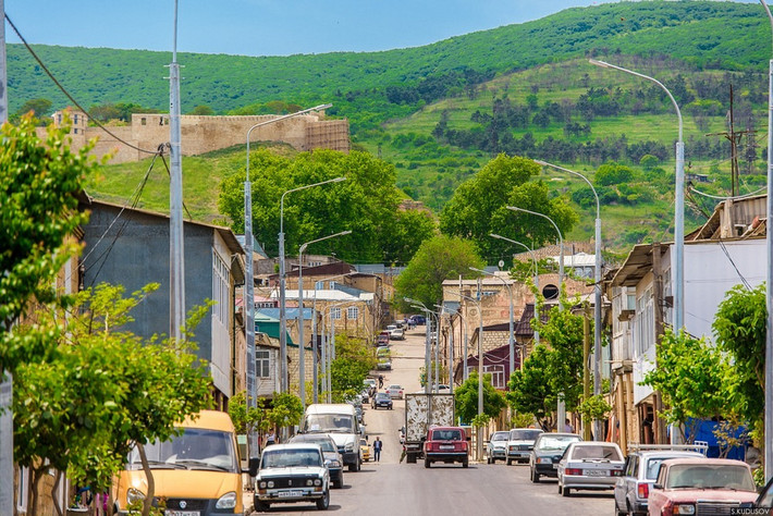 Vào thế kỷ 9, Derbent là thành phố lớn nhất ở Caucasus với dân số trên 50.000 người. Thành phố này được đổi tên nhiều lần trong nhiều thế kỷ tiếp theo khi được người Iran và Ottoman kiểm soát.