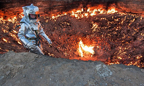 “Cổng địa ngục" ở Turkmenistan là một trong những nơi đặc biệt nhất thế giới. Trên thực tế, đây là một hố lửa đã cháy rừng rực suốt 40 năm qua tại Turkmenistan.