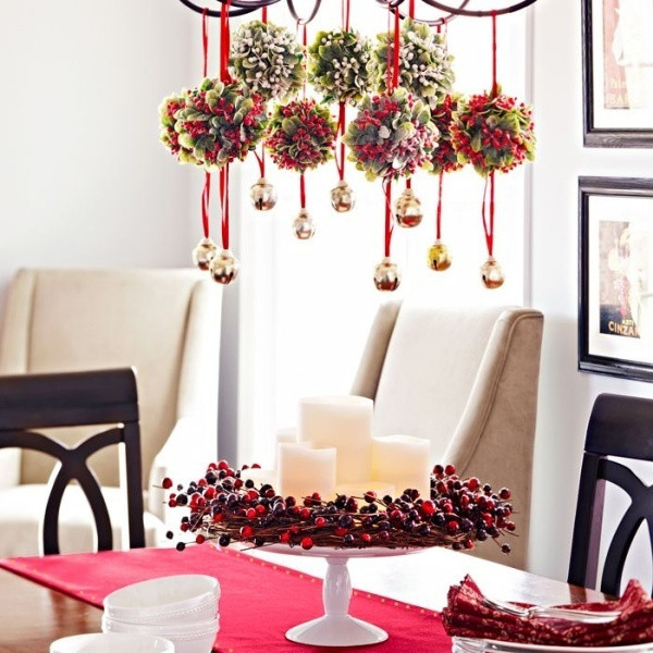 Giáng Sinh đã cận kề. Không khí Noel cũng ngập tràn, lan tỏa khắp ngóc ngách ngõ phố. Gia đình bạn nếu chưa tìm được ý tưởng phù hợp, hãy tham khảo thêm những ý tưởng trang trí dưới đây. Chắc chắn bạn sẽ tìm được ý tưởng hợp lý giúp đêm Giáng sinh của cả gia đình thêm niềm vui đáng nhớ. Bạn thường nghĩ rằng, việc trang trí nhà đón Noel quá xa vời với gia đình mình vì chi phí khá cao. Tuy nhiên, một không gian đủ ấm cúng và nổi bật bằng những gam màu rực rỡ nhất. Chọn khăn trải bàn màu đỏ, thêm những quả châu để kết nối hoa lá trong vườn. Chỉ đơn giản vậy cũng đủ để phòng ăn thêm ấm cúng trong ngày Giáng sinh.
