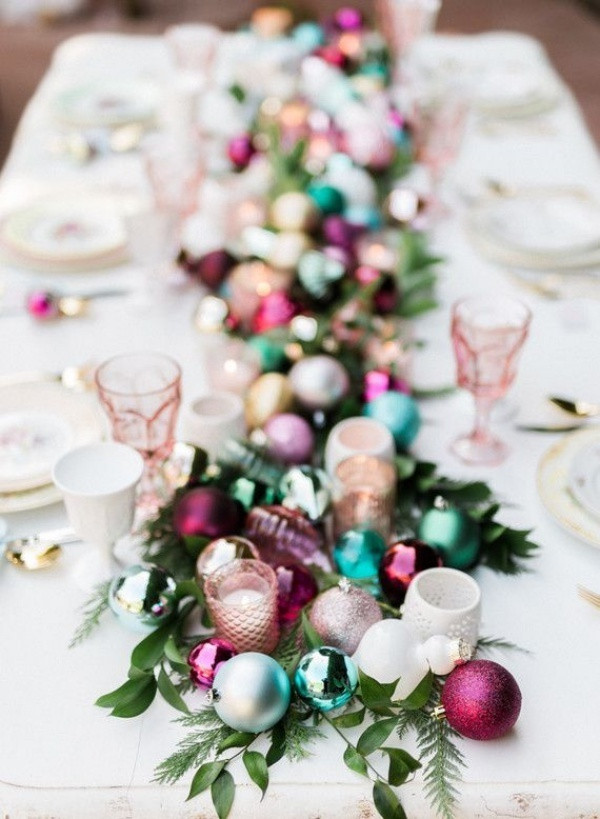Bàn ăn đón Noel đẹp theo một cách khác, hài hòa và độc đáo từ màu sắc đến cách trang trí. Đặt những quả châu xen kẽ với ánh nến lung linh cùng cành lá, hoa khéo léo để không gian ăn uống đẹp hơn trong dịp Giáng sinh về.