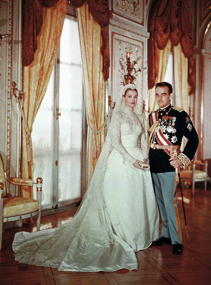 Công nương Grace Kelly đã có chuyện tình cổ tích với ông hoàng Rainier III xứ Monaco. Là một nữ diễn viên nổi tiếng của điện ảnh Mỹ những năm 50 thế kỷ trước, Grace Kelly sinh ra trong một gia đình giàu có. Trước khi kết hôn với ông hoàng Rainier III, Grace Kelly đính hôn với với Oleg Cassini.