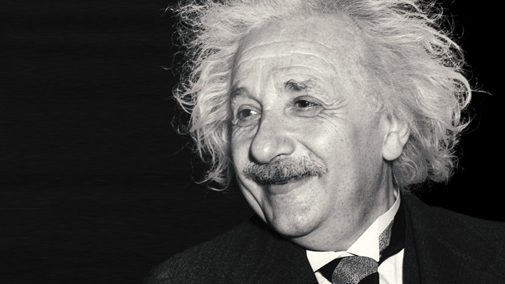 Cụ thể, Einstein nổi tiếng với tính cách lập dị, thường lẩm bẩm liên tục một câu nói, thích sống đơn độc, không giỏi trong giao tiếp xã hội. Đặc biệt, nhiều khi Einstein phát biểu mà người nghe không ai hiểu được.