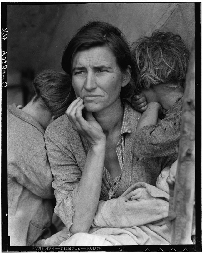 Bức ảnh "Migrant Mother" (Người mẹ di cư) chụp một phụ nữ có tên Florence Owens Thompson, 32 tuổi, có 7 người con, với gương mặt in hằn nỗi lo lắng, ưu tư ở một trang trại tạm bợ ở Nipomo, California, Mỹ. Bức ảnh phản ảnh thực tế đau lòng của cuộc Đại suy thoái xảy ra ở Mỹ khiến cuộc sống người dân rơi vào khó khăn.