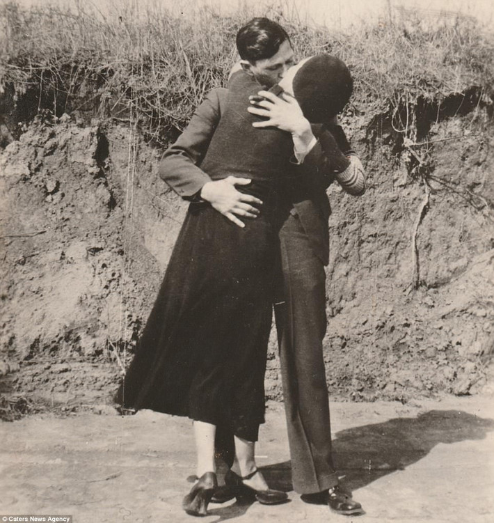 Gặp nhau ở Texas, Mỹ vào năm 1930, cặp đôi tội phạm Bonnie và Clyde gây rúng động dư luận khi gây ra nhiều vụ cướp, giết người ghê rợn.