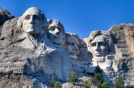 Mỗi khuôn mặt tượng Tổng thống Mỹ được tạc vào vách núi Rushmore có chiều cao 18m, con mắt dài 3m, khoé miệng dài 5,5m và sống mũi dài 6m.