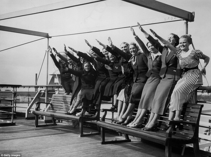 Tàu Wilhelm Gustloff bị chìm sau 45 phút trúng ngư lôi. Hậu quả là 9.343 người trên tàu thiệt mạng.