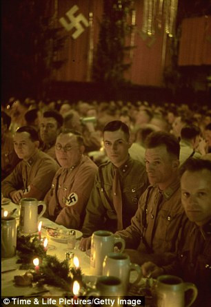 Hugo Jaeger - nhiếp ảnh gia cá nhân của Hitler - đã chụp được những bức ảnh đắt giá này. Rất đông tướng tá của Đức quốc xã tham dự tiệc Giáng sinh do Hitler tổ chức.
