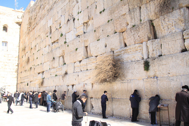 Jerusalem nổi tiếng thế giới với Bức tường than khóc hay còn gọi bức tường phía Tây (Western Wall). Đối với người Do Thái trên khắp thế giới, Bức tường than khóc là địa danh thiêng liêng nhất của họ. Công trình này do vua Herod Echo xây dựng vào đầu thế kỷ I TCN. Ngày nay, các tín đồ từ khắp nơi trên thế giới vẫn đổ về đây để cầu nguyện.