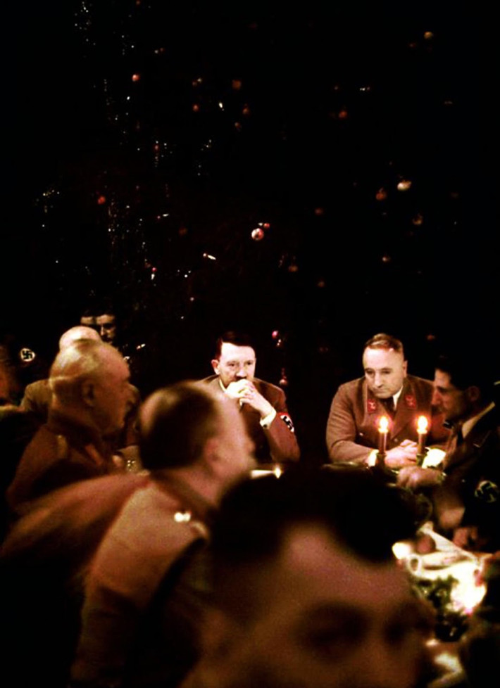 Quốc trưởng Đức Quốc xã Adolf Hitler, ngồi giữa, trong tiệc Noel năm 1941.