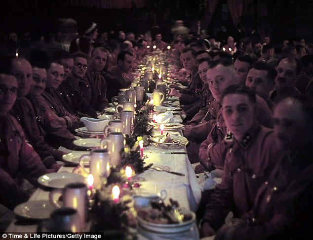 Các tướng tá phát xít Đức trong bữa tiệc Giáng sinh do Hitler tổ chức được trang trí lộng lẫy.