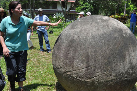 Hầu hết Las Bolas được làm từ đá núi lửa có tên là gabro. Chúng được mài nhẵn và tròn gần như hoàn hảo. Đến nay, giới chuyên gia vẫn chưa giải mã được mục đích người xưa tạo ra những khối đá này để làm gì.