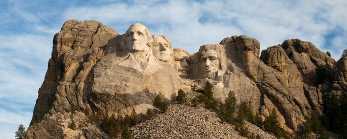 Quần thể tượng trên núi Rushmore luôn là nơi đầu tiên đón nhận những tia nắng Mặt trời vào mỗi ngày mới.