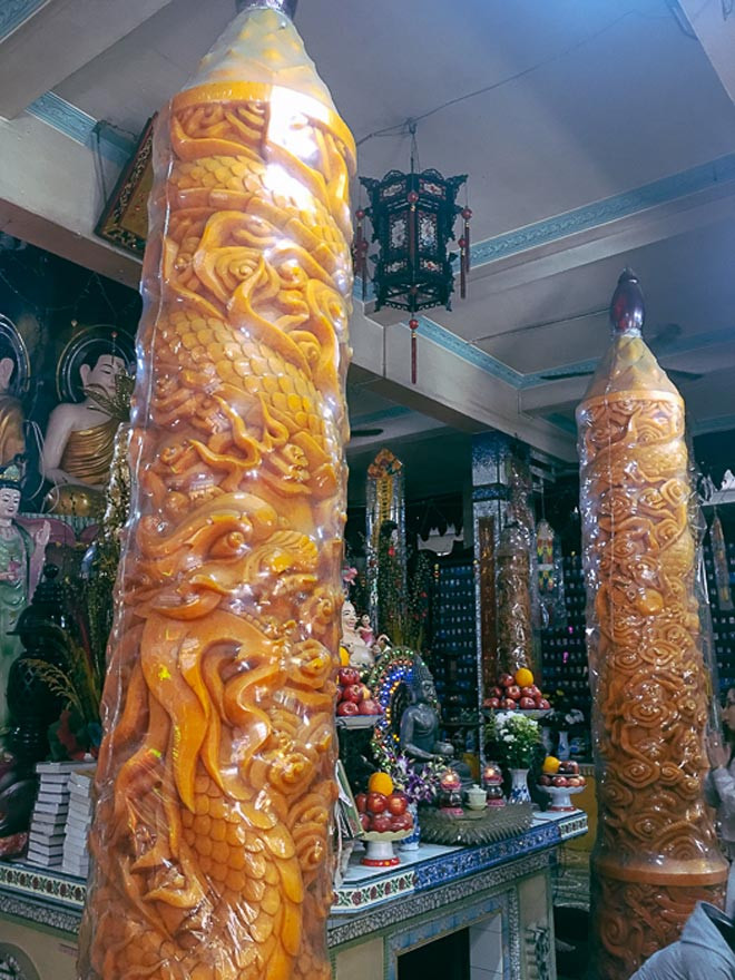 Tại chùa còn có cặp nến chạm rồng cao 3,83m, nặng 2,1 tấn. Cặp nến này đã được Trung tâm Sách Kỷ lục Việt Nam xác lập kỷ lục “cặp nến cao và nặng nhất Việt Nam” vào năm 2006.